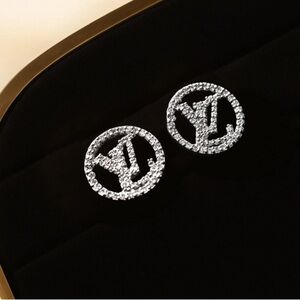 Woman earring Silver color rhinestone stud earrings